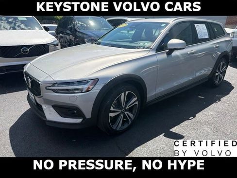 Certified 2025 Volvo V60 B5 Cross Country Plus AWD/4WD image 1