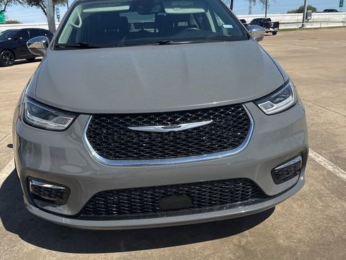 Used 2022 Chrysler Pacifica Limited image 6