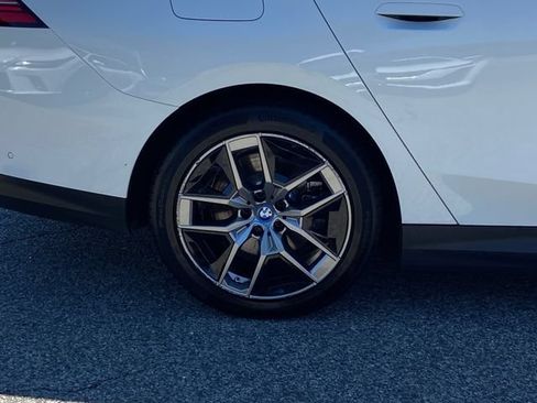 Used 2025 BMW i5 xDrive40 w/ Premium Package AWD/4WD image 9