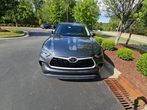 Used 2021 Toyota Highlander L image 6