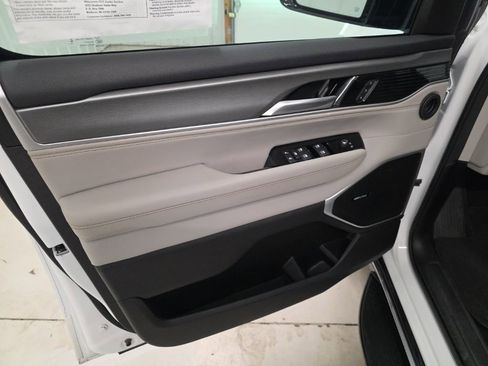 Used 2025 Jeep Wagoneer L 4WD image 12