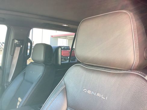 Used 2021 GMC Yukon XL Denali w/ Denali Premium Package image 31