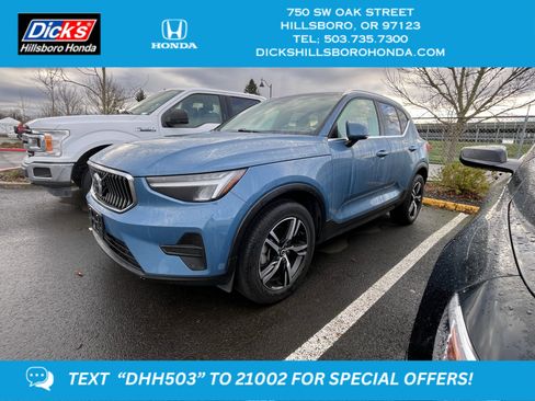 Used 2024 Volvo XC40 B5 Core image 1