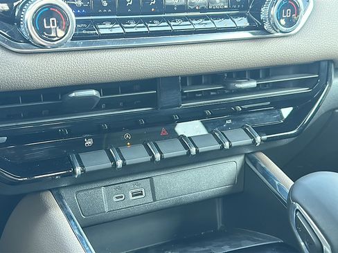 Used 2023 GMC Canyon Denali image 32