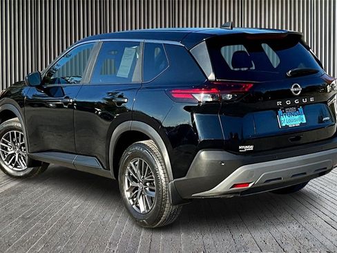 Used 2023 Nissan Rogue S image 2