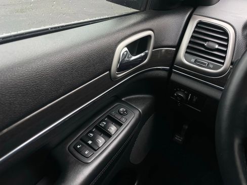 Used 2018 Jeep Grand Cherokee Limited image 22