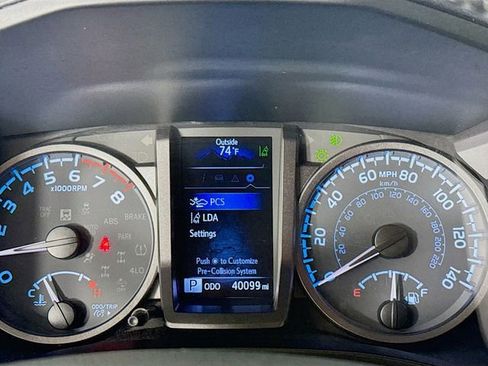 Used 2022 Toyota Tacoma TRD Off-Road image 14