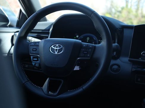 Used 2025 Toyota Camry SE image 5