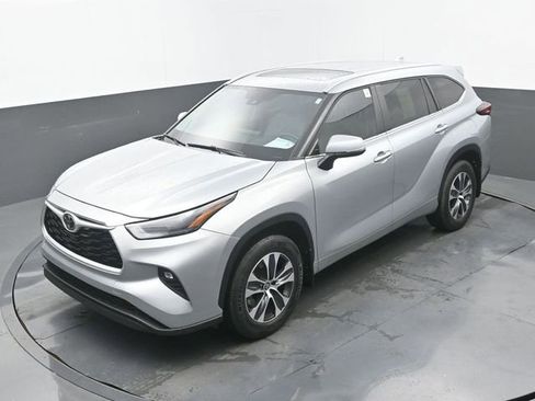 Used 2024 Toyota Highlander XLE FWD image 34