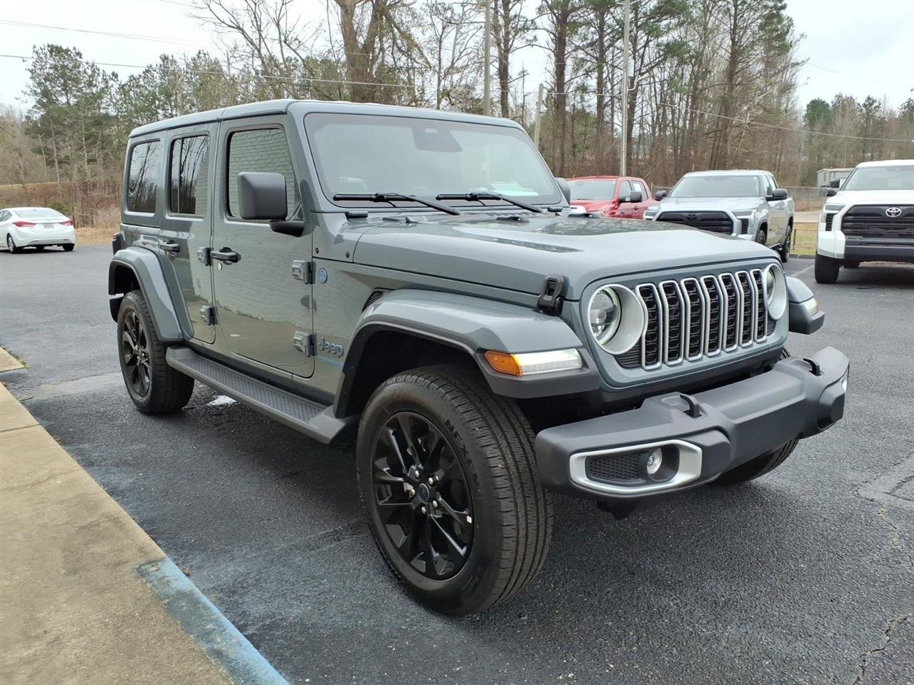 Used 2025 Jeep Wrangler Unlimited Sahara AWD/4WD image 3