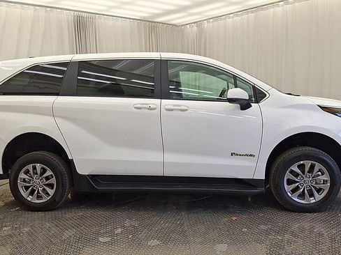 Used 2025 Toyota Sienna LE image 6