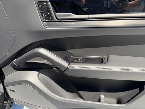 Certified 2025 Porsche Cayenne GTS AWD/4WD image 18