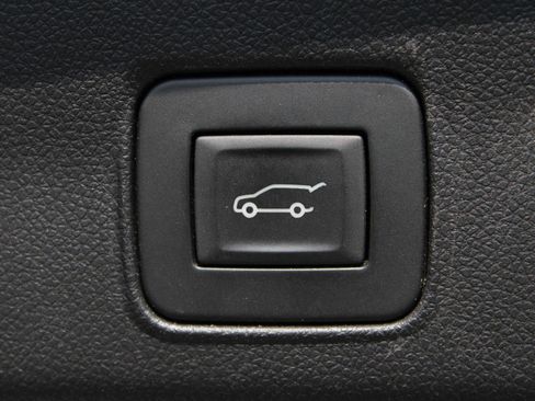 Used 2023 Chevrolet TrailBlazer RS w/ Sun and Liftgate Package AWD/4WD image 9