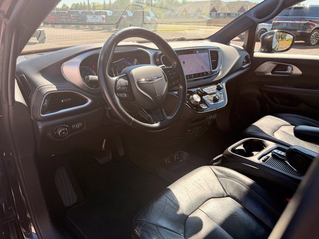 Used 2021 Chrysler Pacifica Touring-L w/ Uconnect Theater Family Group AWD/4WD image 21