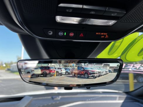 Used 2025 Chevrolet Equinox EV RS image 18