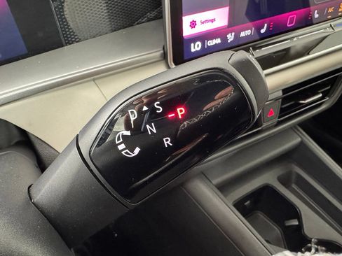 Used 2025 Volkswagen Tiguan SE w/ Panoramic Sunroof Package AWD/4WD image 28