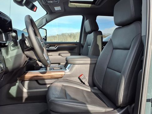 Used 2025 Chevrolet Silverado 1500 LT Trail Boss w/ Convenience Package II image 6