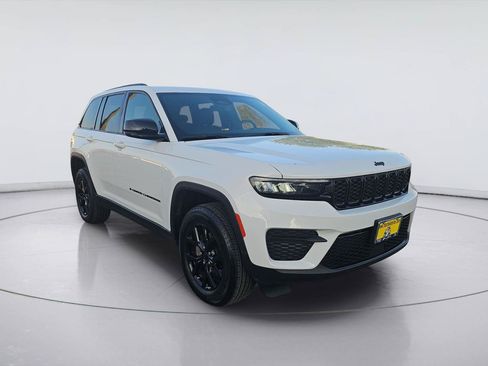 Used 2025 Jeep Grand Cherokee Altitude RWD image 7