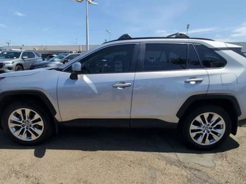 Used 2025 Toyota RAV4 XLE Premium FWD image 5