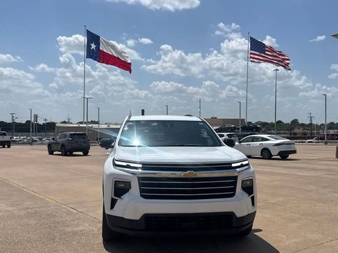 Used 2025 Chevrolet Traverse LT AWD/4WD image 4