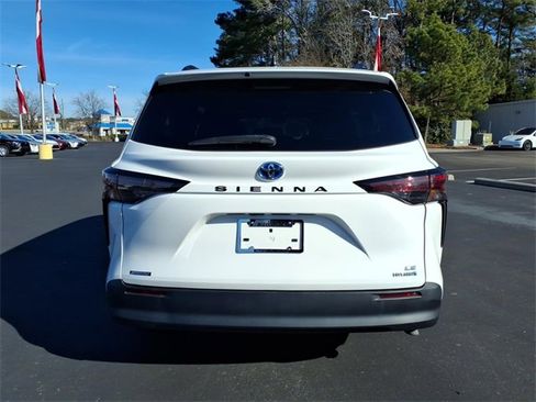Used 2023 Toyota Sienna LE image 2