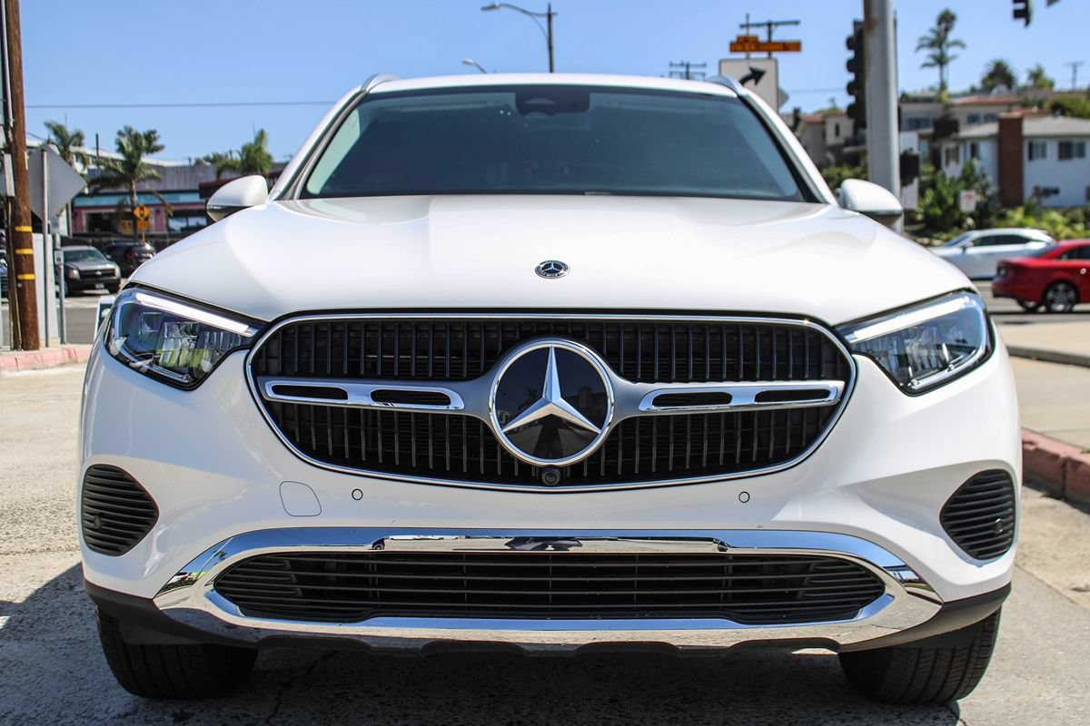 Used 2025 Mercedes-Benz GLC 350e 4MATIC image 10