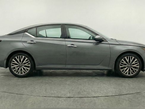 Used 2025 Nissan Altima 2.5 SV FWD image 11