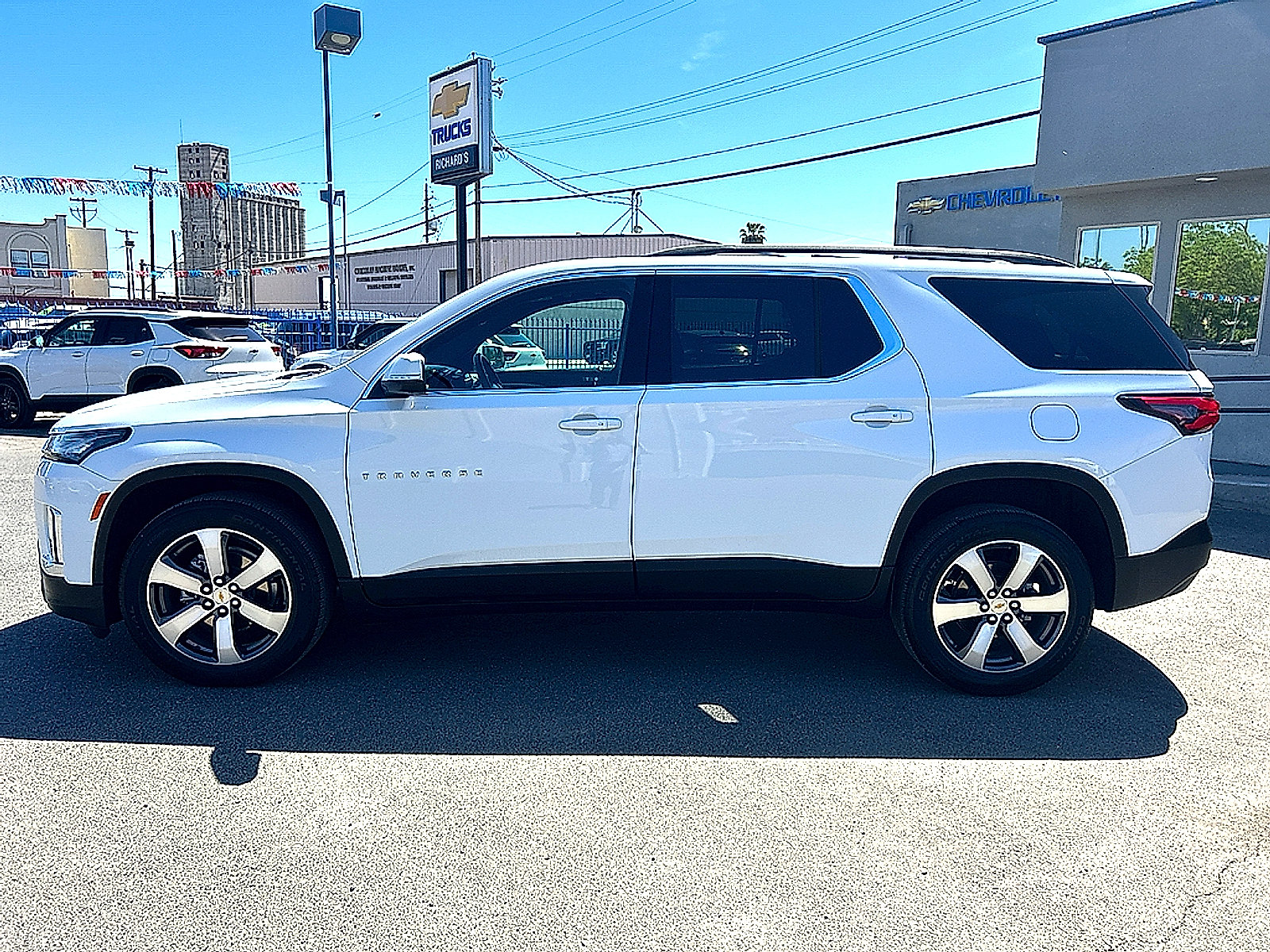 Used 2023 Chevrolet Traverse LT w/ LT Premium Package FWD image 7