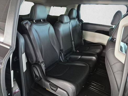 Used 2022 Kia Carnival EX FWD image 21