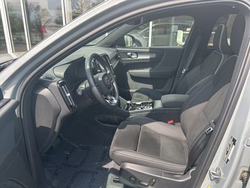 Certified 2025 Volvo XC40 B5 Plus AWD/4WD image 17