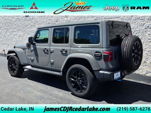 Used 2023 Jeep Wrangler Unlimited Sahara w/ Cold Weather Group AWD/4WD image 3