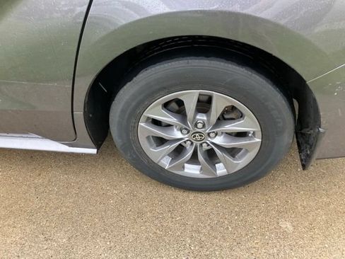 Used 2021 Toyota Sienna LE AWD/4WD image 11