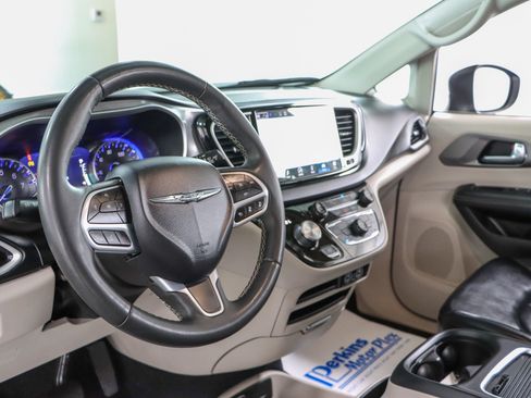 Used 2023 Chrysler Pacifica Touring-L FWD image 22