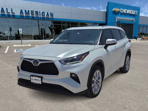 Used 2023 Toyota Highlander Limited FWD image 1