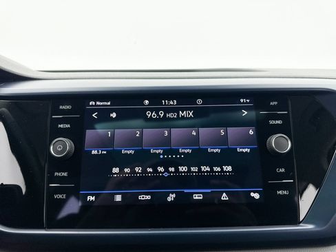 Used 2023 Volkswagen Taos SE w/ Panoramic Sunroof Package AWD/4WD image 5