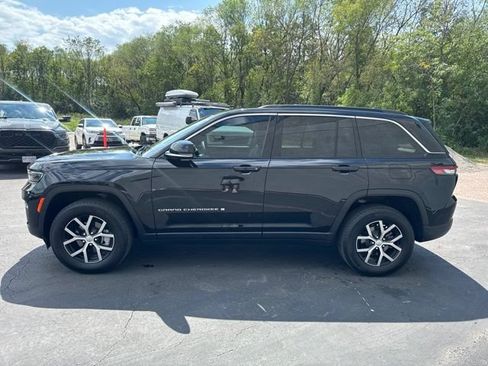 Used 2024 Jeep Grand Cherokee Limited w/ Trailer Tow Package AWD/4WD image 7