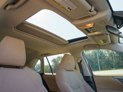 Used 2019 Toyota RAV4 XLE w/ Convenience Package FWD image 16