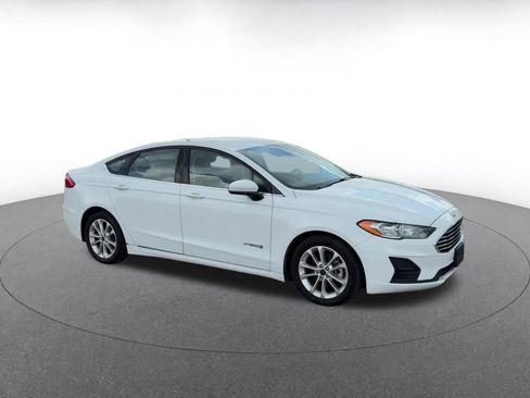 Used 2019 Ford Fusion SE FWD image 2