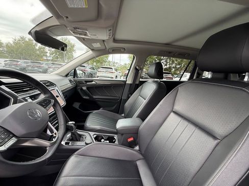 Used 2022 Volkswagen Tiguan SE w/ Panoramic Sunroof Package image 19
