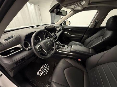 Certified 2023 Toyota Highlander XLE image 11