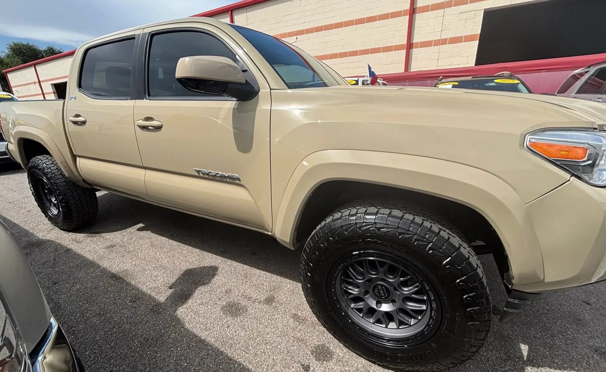 Used 2018 Toyota Tacoma SR5 RWD image 8