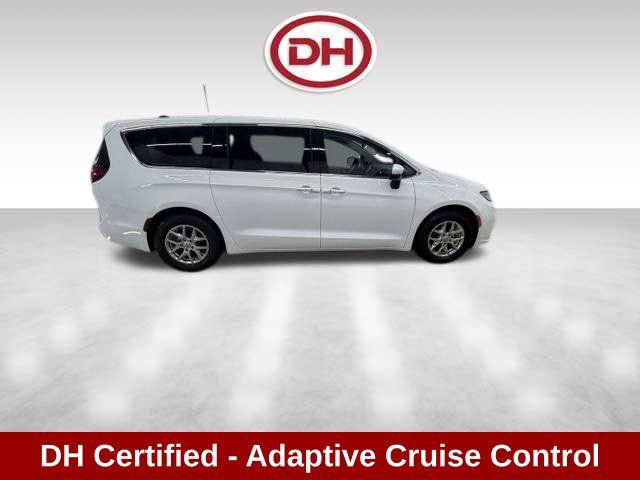 Used 2023 Chrysler Pacifica Touring-L FWD image 2