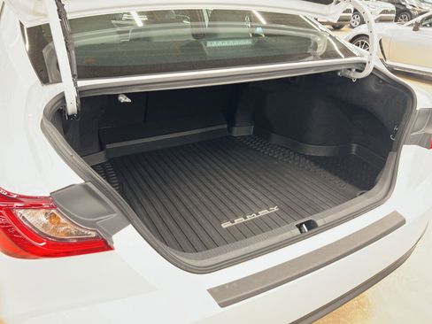 Used 2025 Toyota Camry SE w/ Convenience Package image 24