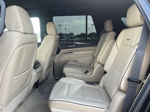 Used 2021 Cadillac Escalade Premium Luxury AWD/4WD image 32