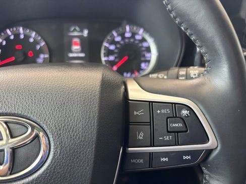 Used 2022 Toyota Highlander LE AWD/4WD image 18