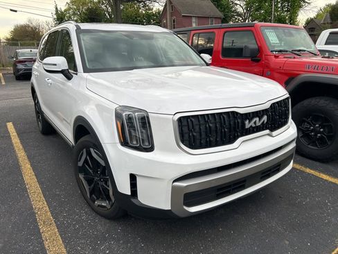 Used 2023 Kia Telluride EX w/ EX Captain's Chair Package AWD/4WD image 3