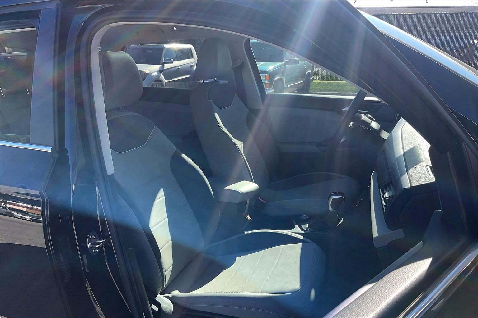 Used 2023 Volkswagen Taos SE w/ Panoramic Sunroof Package AWD/4WD image 9