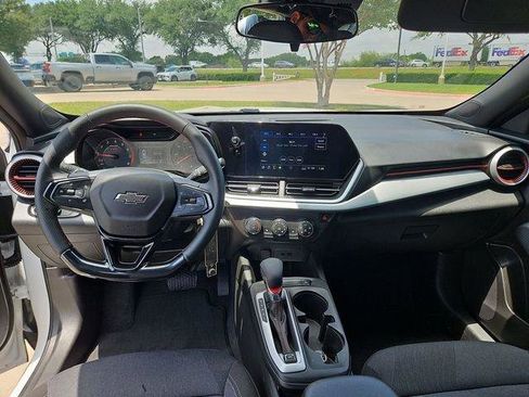 Used 2025 Chevrolet Trax RS w/ Driver Confidence Package FWD image 18