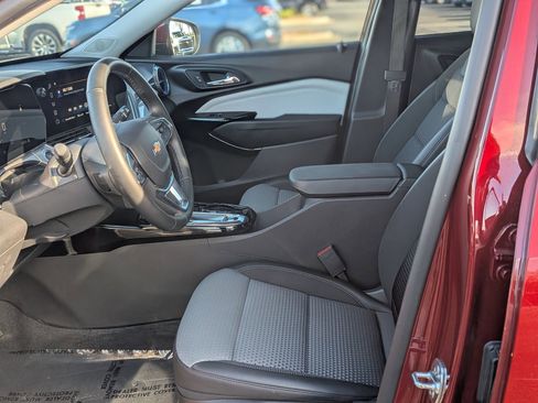 Used 2025 Chevrolet Trax LT w/ LT Convenience Package image 16