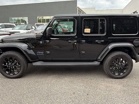 Used 2025 Jeep Wrangler Unlimited Sahara AWD/4WD image 11